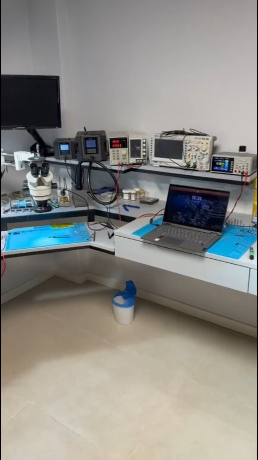 Banco de trabajo con osciloscopios e instrumental