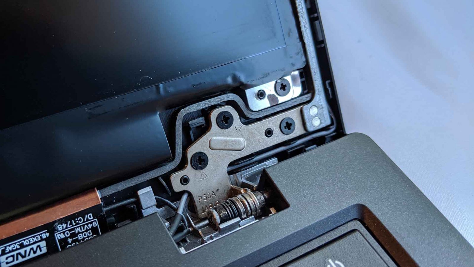 Bisagra de notebook desarmada para reparación
